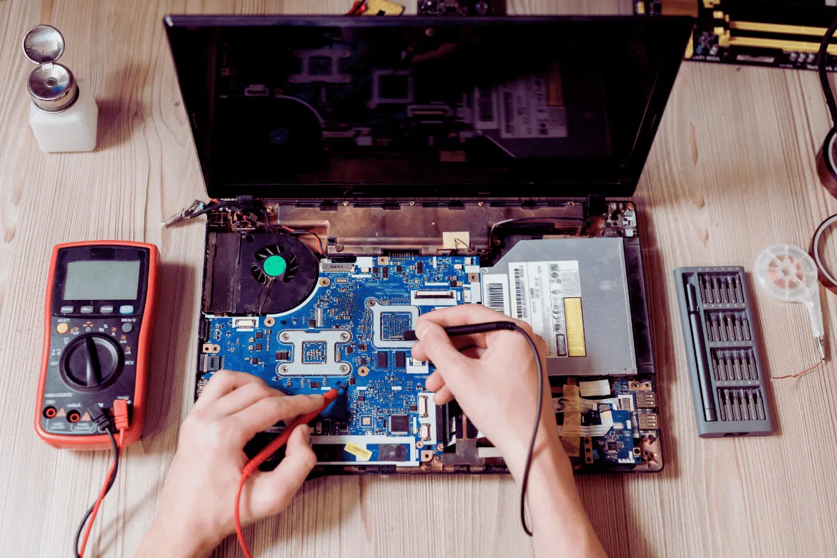 Réparation informatique : pourquoi privilégier des pièces détachées d’origine ?
