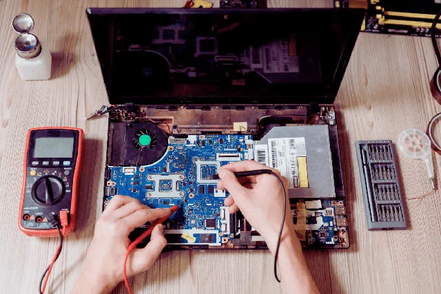 Réparation informatique : pourquoi privilégier des pièces détachées d’origine ?